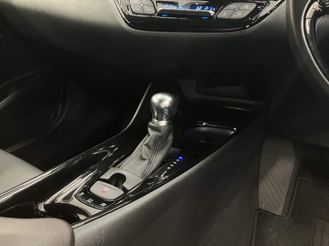 トヨタ C-HR ハイブリッド 1.8 Gの中古車