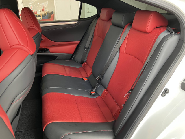 レクサス ES 300h Fスポーツの中古車