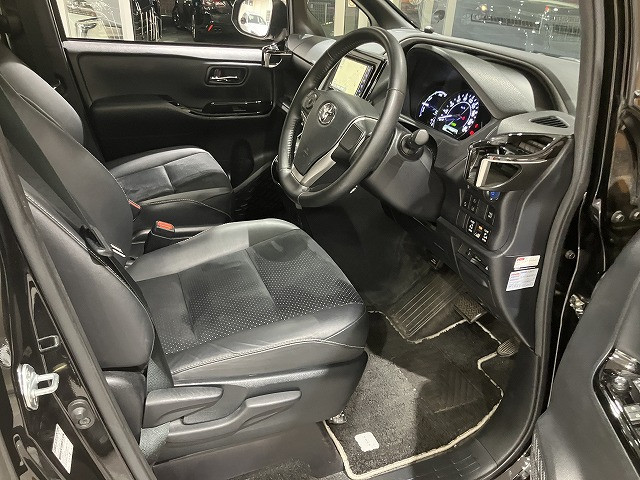 トヨタ ヴォクシー 1.8 ハイブリッド ZS 煌Ⅲの中古車