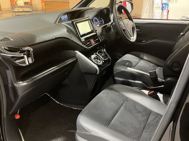 トヨタ ヴォクシー 1.8 ハイブリッド ZS 煌Ⅲの中古車