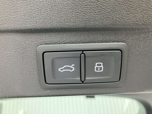 【パワーバックドア】車の中からも、外からも、スマートキーからでも、自動でリアゲートが開閉！荷物を持っている時やお子様を抱っこしている時もとっても便利な機能です！