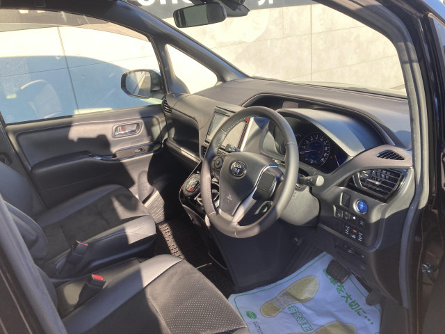 トヨタ ヴォクシー 1.8 ハイブリッド ZS 煌Ⅲの中古車