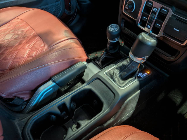 ジープ ラングラー アンリミテッド サハラ 3.6L 4WDの中古車