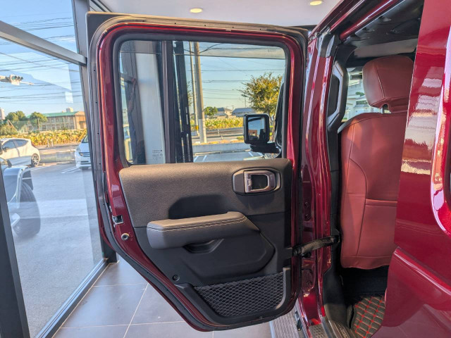 ジープ ラングラー アンリミテッド サハラ 3.6L 4WDの中古車