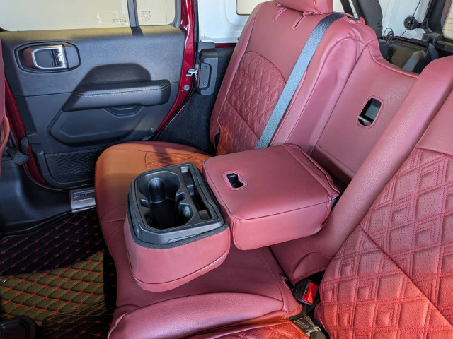 ジープ ラングラー アンリミテッド サハラ 3.6L 4WDの中古車