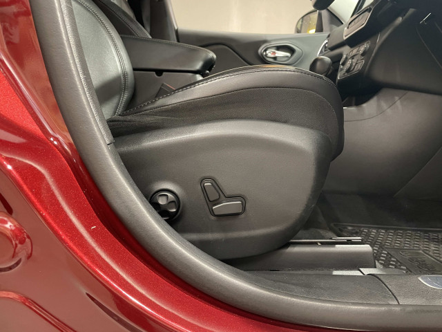 ジープ チェロキー リミテッド 4WDの中古車