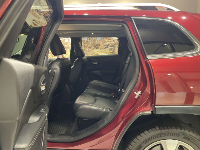 ジープ チェロキー リミテッド 4WDの中古車