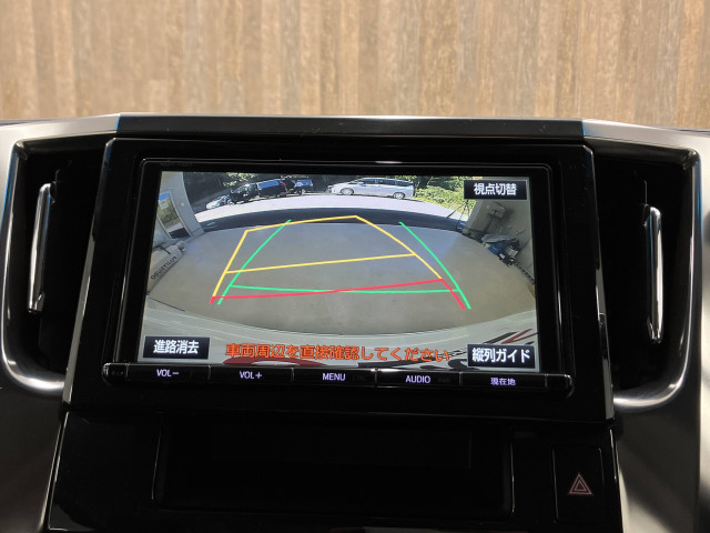 駐車時に後方がリアルタイム映像で確認できます。大型商業施設や立体駐車場での駐車時、夜間のバック時に大活躍です！運転スキルに関わらず、今や必須となった装備のひとつ！