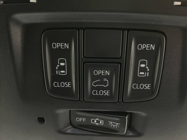 スマートキーや運転席のスイッチで後席両側スライドドアの開閉が可能♪小さいお子様やご年配の方も、簡単にスライドドアが開閉できます。小さいお子様にはチャイルドロックがあるのでご安心を・・。