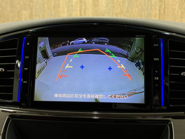 駐車時に後方がリアルタイム映像で確認できます。大型商業施設や立体駐車場での駐車時、夜間のバック時に大活躍です！運転スキルに関わらず、今や必須となった装備のひとつ！