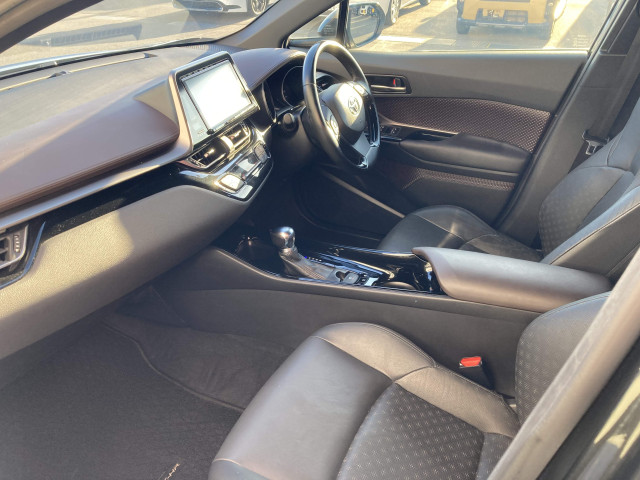 トヨタ C-HR ハイブリッド 1.8 Gの中古車