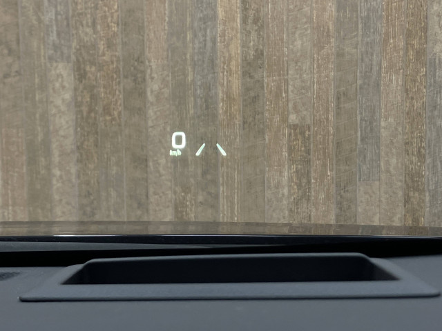 運転に必要な情報をフロントガラスの視野内に投影するものとなっています。車速のほかにナビと連携したルート案内など様々な情報をワイドに表示できます。
