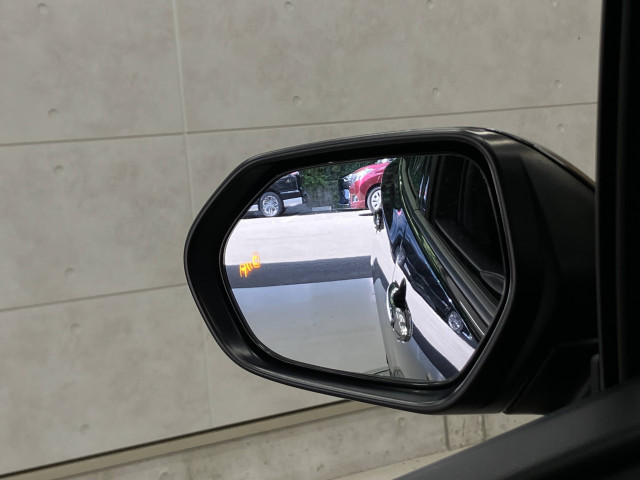後方から車両が接近してくるとマークが光って報せてくれるので安心♪