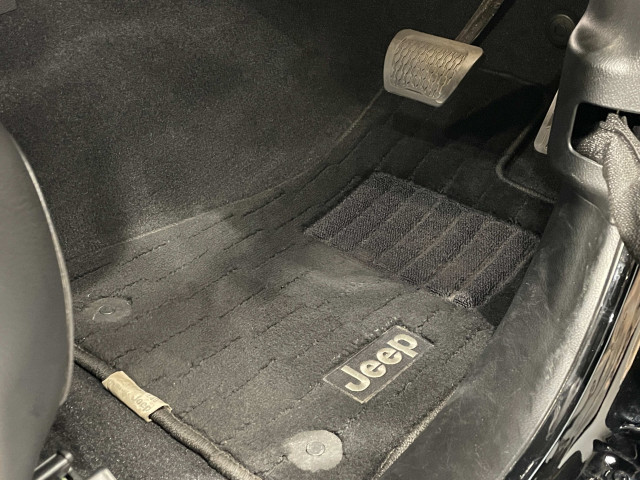 ジープ ラングラー アンリミテッド サハラ 2.0L 4WDの中古車