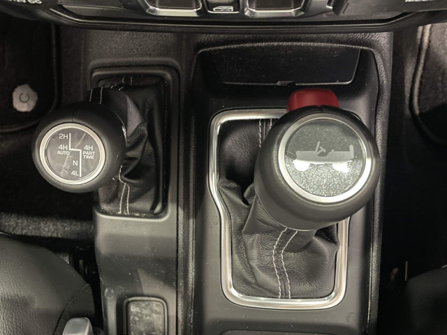 ジープ ラングラー アンリミテッド サハラ 2.0L 4WDの中古車