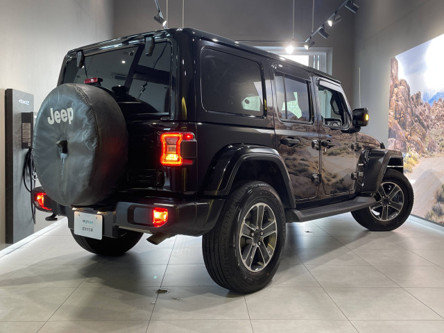 ジープ ラングラー アンリミテッド サハラ 2.0L 4WDの中古車
