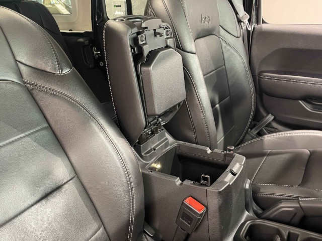 ジープ ラングラー アンリミテッド サハラ 2.0L 4WDの中古車