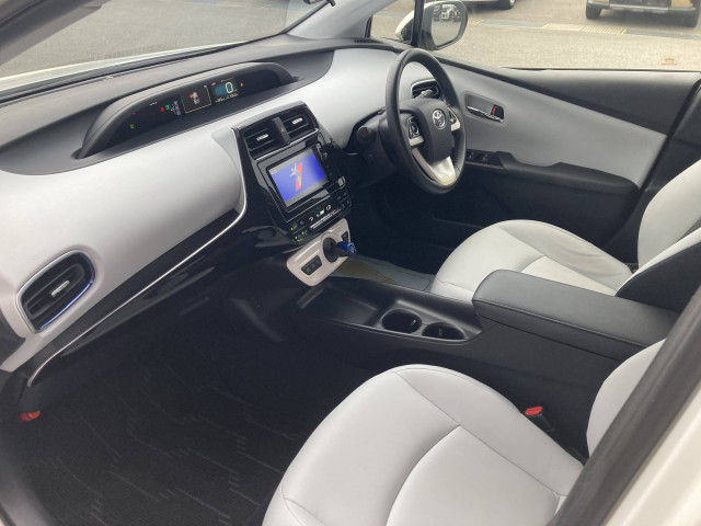 トヨタ プリウス 1.8 S ツーリングセレクションの中古車