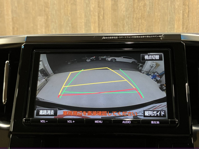 駐車時に後方がリアルタイム映像で確認できます。大型商業施設や立体駐車場での駐車時、夜間のバック時に大活躍です！運転スキルに関わらず、今や必須となった装備のひとつ！