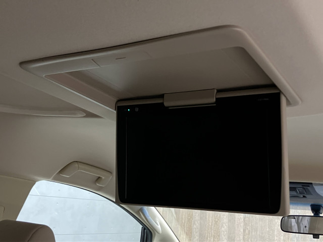 後席用フリップダウンモニター装備です！同乗者の方に喜ばれるのはもちろん、遠距離ドライブで退屈してしまうお子様にも超超オススメ♪