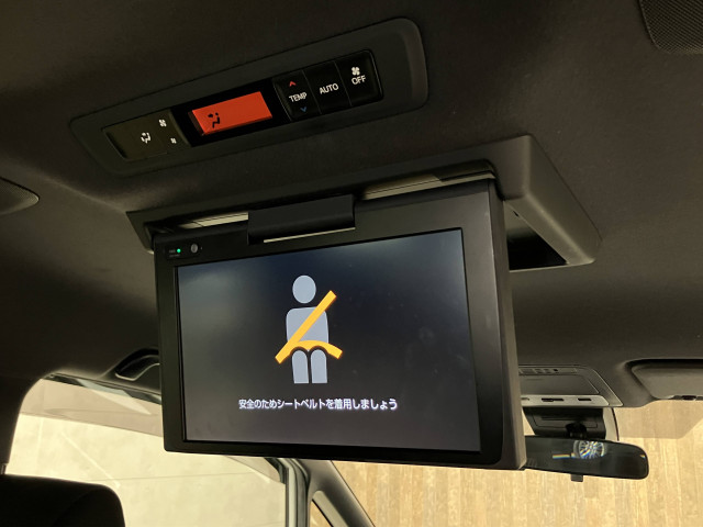 後席用フリップダウンモニター装備です！同乗者の方に喜ばれるのはもちろん、遠距離ドライブで退屈してしまうお子様にも超超オススメ♪