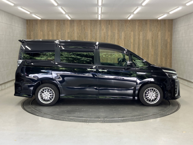 トヨタ ヴォクシー HYBRID ZS“煌Ⅱ” 7人乗りの中古車