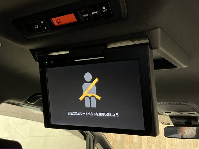 後席用フリップダウンモニター装備です！同乗者の方に喜ばれるのはもちろん、遠距離ドライブで退屈してしまうお子様にも超超オススメ♪