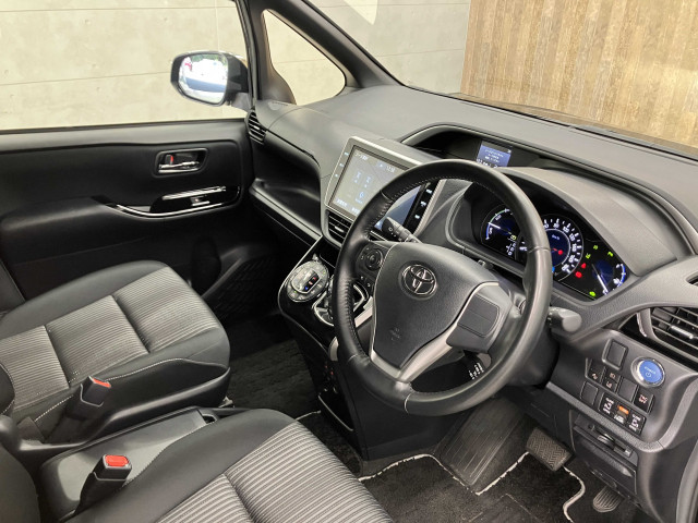 トヨタ ヴォクシー HYBRID ZS“煌Ⅱ” 7人乗りの中古車