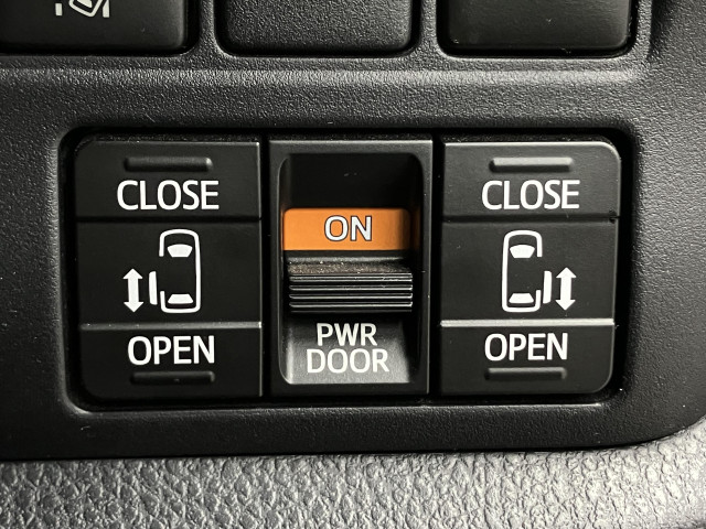 スマートキーや運転席のスイッチで後席両側スライドドアの開閉が可能♪小さいお子様やご年配の方も、簡単にスライドドアが開閉できます。小さいお子様にはチャイルドロックがあるのでご安心を・・。