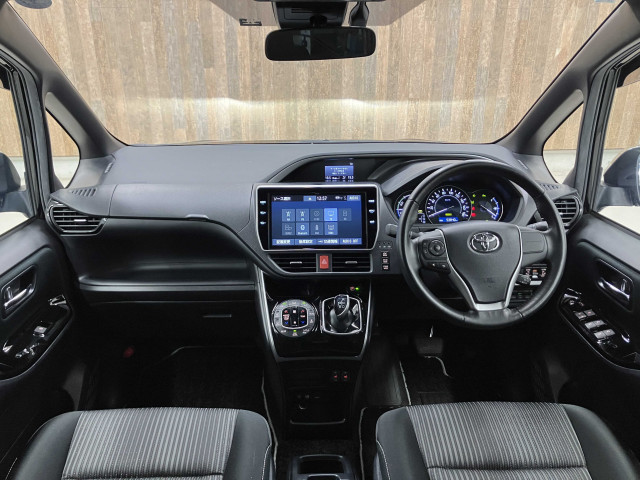 トヨタ ヴォクシー HYBRID ZS“煌Ⅱ” 7人乗りの中古車
