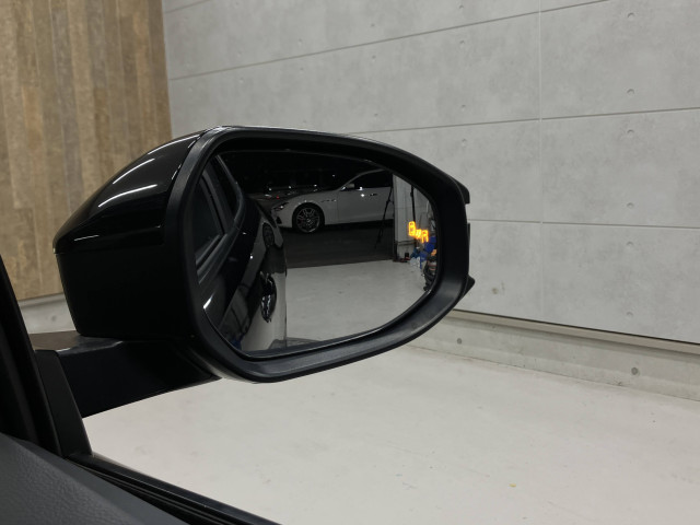 後方から車両が接近してくるとマークが光って報せてくれるので安心♪