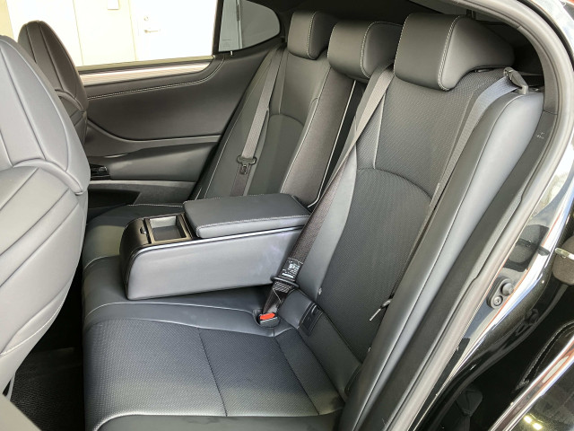 レクサス ES 300h Fスポーツの中古車