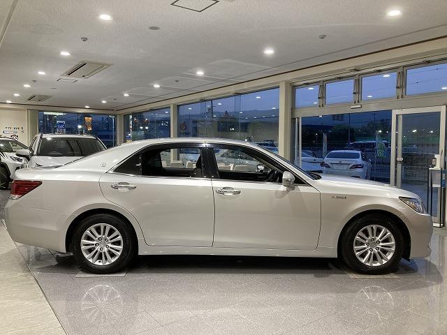 トヨタ クラウンハイブリッドの中古車